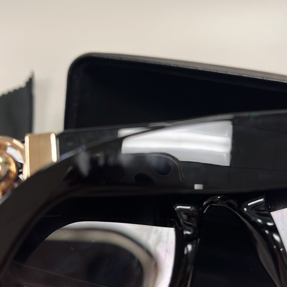 Oriflame ladies square shaped sunglasses, cleaning cloth and case - Picture 3 of 8